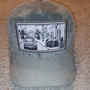 Emilio pendenza keps  - Tja! Säljer en näst in till oanvänd keps från emilio pendenza. Kepsen har hög kvalitet och inga skador då den har använts fåtal gånger. Säljer den eftersom den inte riktigt passar mig.