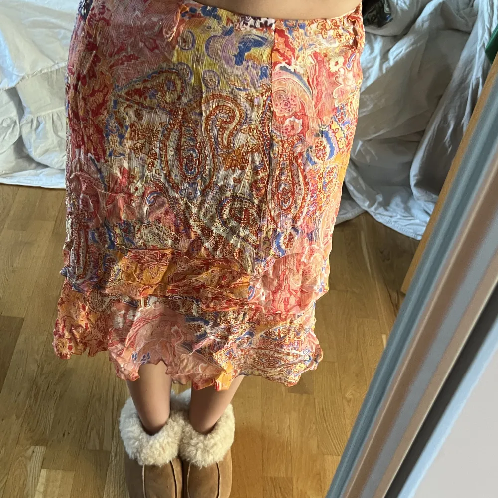 En super fin mönstra volang kjol. Säljer då den är för liten för mig . Kjolar.