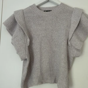 Lila topp - Jätte fin topp i ljus lila! Använd endast en gång. Köparen står för frakten!