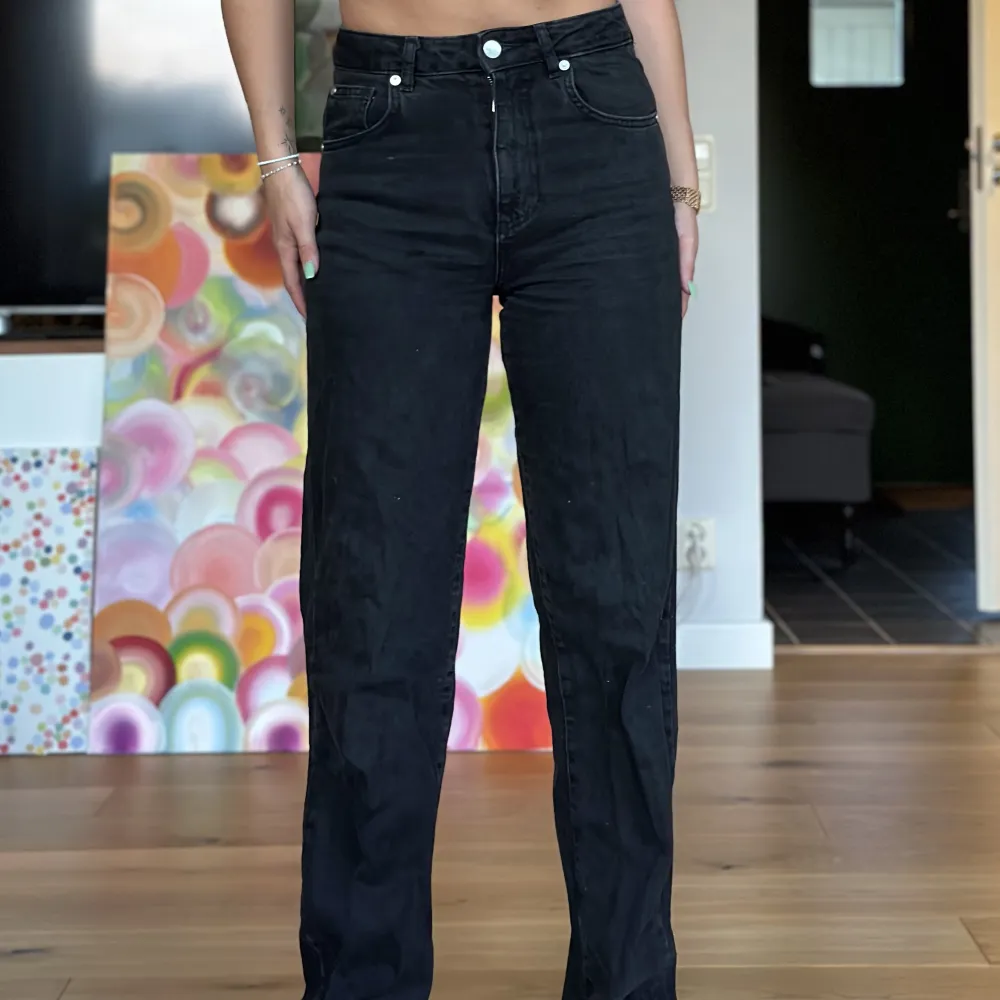 Svarttvättade Jeans från karolings, raka i modellen, använda men i mycket bra skick. Jag är 169 lång. . Jeans & Byxor.