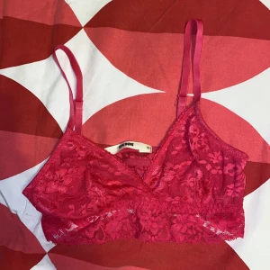 Bikbok bralette - En jättefin neonrosa bralette i nyskick. Den är ifrån bikbok och är i storlek S. Den är skitsnygg på. Köparen står för frakten 💖
