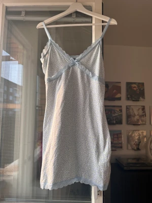 Sommarklänning från hm  - Supersöt sommarklänning från hm i åtsittande modell   Tunn i tyget utan att vara genomskinlig   Justerbara axelband   Oanvänd!!