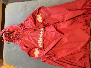 Ellesse - Funktions jacka. - Säljer nu min knappt använda jacka.   Skick: 10/10    Kan gå ner i pris vid snabb affär.
