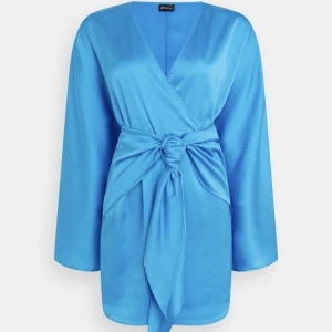 Snygg festklänning - Blå superfin festklänning från Gina Tricot. Köpt för ett år sedan men endast använd 2 gånger. Mycket fint skick. Storlek XS men passar S också!