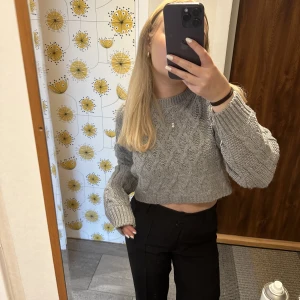 Stickad tröja - Sparsamt använd grå stickad tröja, kortare modell. Varm och gosig, sticks ej. Passar både XS & S