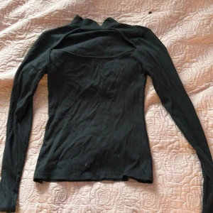 Långärmad tröja  - En perfekt höst tröja. Använd 2 gånger, är i väldigt bra skick. Storlek XS men kan även passa S. 