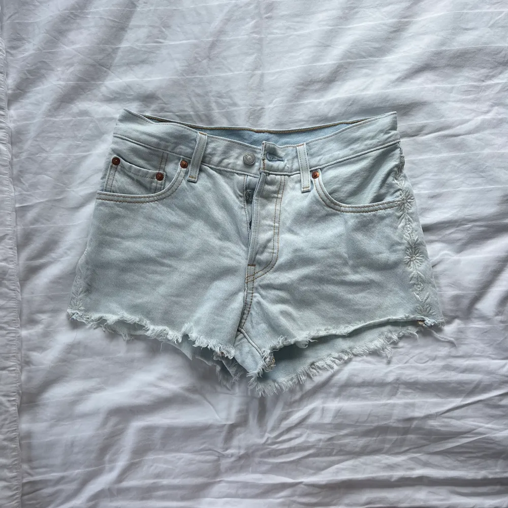 Säljer dessa Levis 501 shortsen då de tyvärr blivit för små för mig😢 . Shorts.