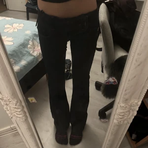 Lowwaist bootcut jeans - Midjan är runt 73-75 längden borde passa nå som är 170+❤️