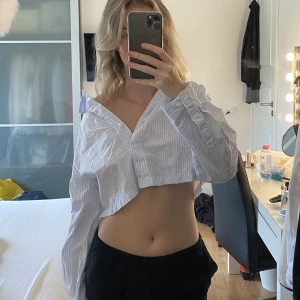 Skjorta - Croppad randig skjorta!! Skön och snygg som pjamas eller klä upp.🤍