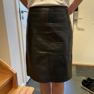 Äkta skinnkjol Soaked in Luxory stl M - Skinnkjol från Soaked in Luxory stl M. Mycket gott skick, knappt använd. 