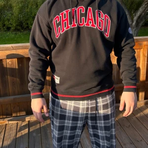 Hoodie ”Chicago” tryck  - Fin hoodie som inte har använts mycket alls. Skick 9/10.  Vid frågor skriv gärna.