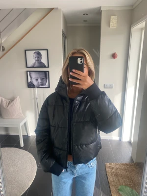 Monki - vinterjacka, xs - En trendig varm vinterjacka från Monki. Billig med bra kvalitet. Använd ett fåtal gånger men säljer då den är för liten.