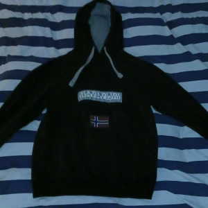 Napapijri hoodie - Tjock Napapijri hoodie i bra skick i storlek S. Ficka med dragkedja i mitten av tröjan.