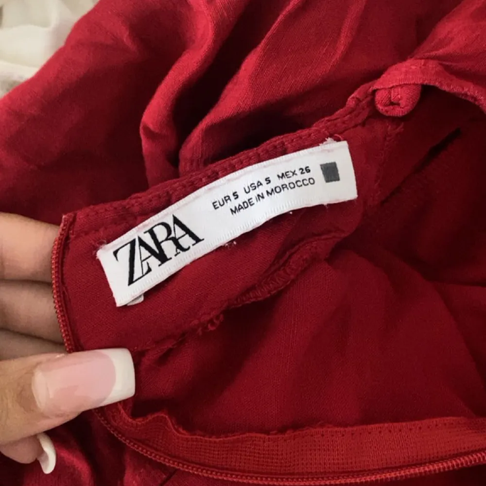 Röd klänning från Zara, klänningen kommer till knäna ungefär.. Klänningar.