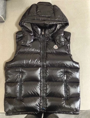 Moncler väst - Tja, dags å sälja denna moncler väst, använt ett par gånger. Skick 9/10, frågor? Dm👍🏻