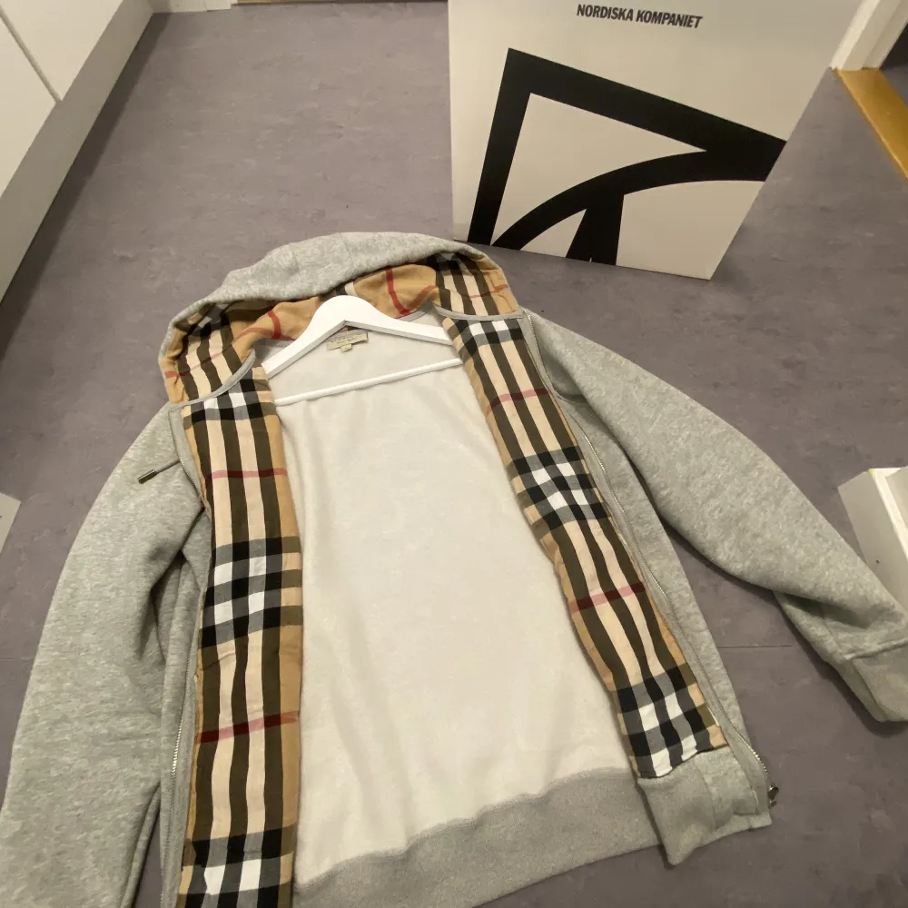 Säljer min burberry hoodie som är köpt på NK i Göteborg. Knappt använd och inga fel på den! Påse och tag samt kvitto följer med. Priset är förhandlingsbart om man är snabb. . Tröjor & Koftor.