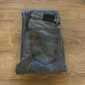 Ett par superfina moderna jeans från Gina tricot i en urtvättat grå färg. Köpte dem för 500kr, säljer för 200kr. Säljer då de är för små för mig. (Jag är 165cm) Byxorna är i bra skick men byxorna ska ändå få sig en tvätt innan köparen får de. 