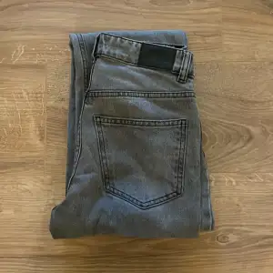 Ett par superfina moderna jeans från Gina tricot i en urtvättat grå färg. Köpte dem för 500kr, säljer för 200kr. Säljer då de är för små för mig. (Jag är 165cm) Byxorna är i bra skick men byxorna ska ändå få sig en tvätt innan köparen får de. 