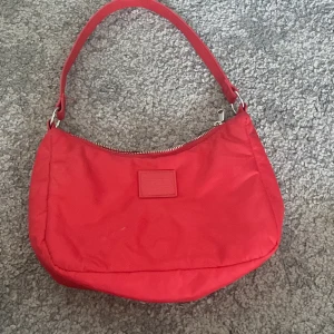 Handväska  - En röd handväska bara använd 1 gång 