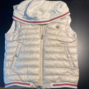 Moncler väst  - Tjabba! Säljer en tvär fet moncler väst i storlek S. Några defekter som kan fås i PM. Hör av dig om du har funderingar! 