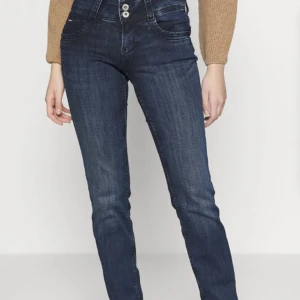 Blåa pepe jeans  - Säljer dessa jätte fina mörkblå pepe jeans i storlek 26x30 som aldrig används (och därför säljer jag dom) prislapp finns även kvar❤️❤️kontakta vid frågor o bilder