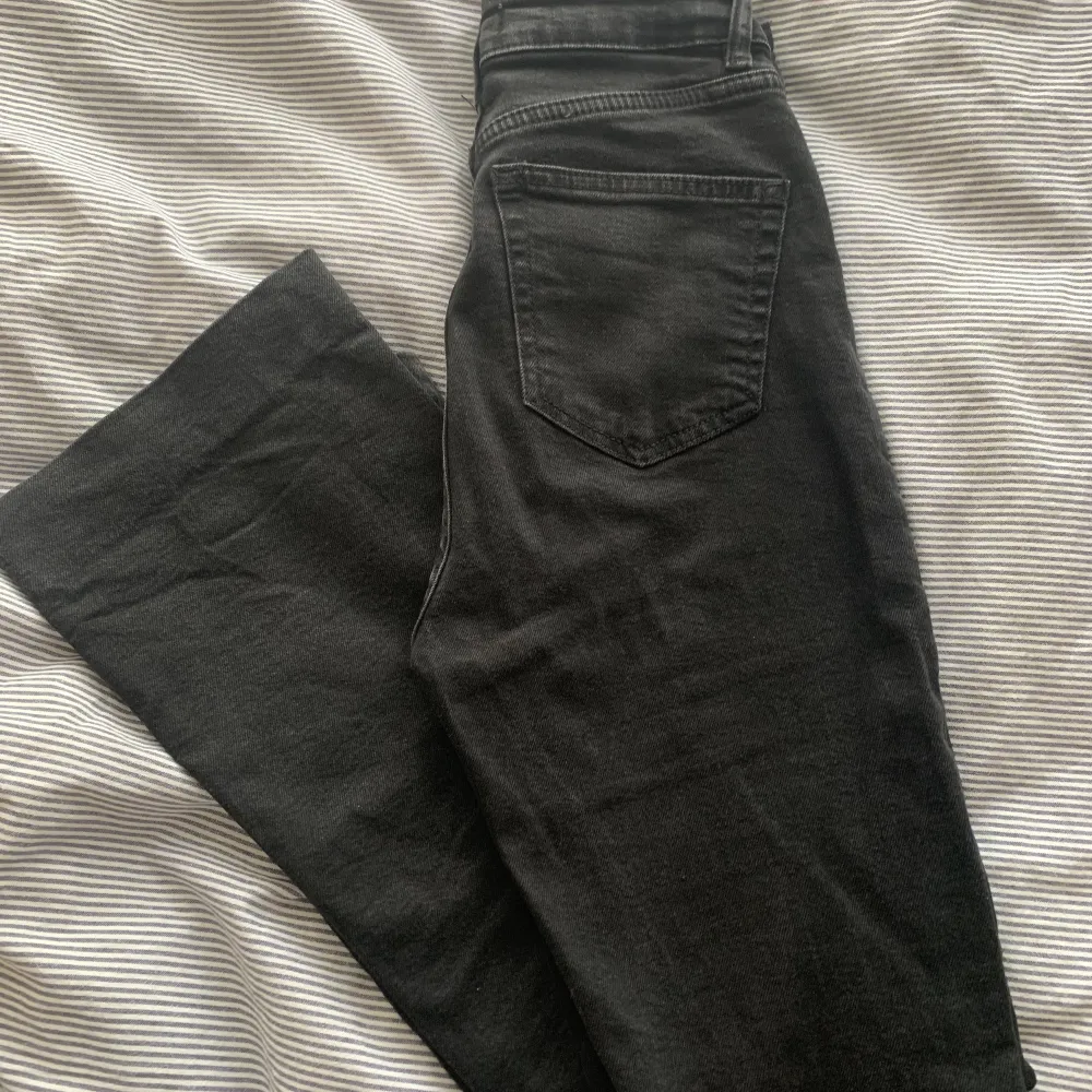 Ett par midrise bootcut jeans från HM!! Jeansen är längst ner uppklippta men sydda, så inga trådar syns! Jeansen är använda men har inga defekter. Kontakta för fler frågor 💝. Jeans & Byxor.