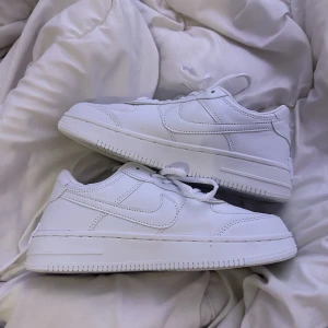 Air force1 SHADOW - Säljer mina super fina skor som är helt oanvända kan inte lämna tillbaka och tycker inte att de passar mig storlek 38,5/38 , köpta för 1500 från zalando och mitt pris är 1000 men går såklart och diskutera ❤️ hör av er vid frågor