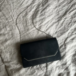 Clutch - Säljer nu min clutch som endast användes på balen. Superfint skick! Axelrem medföljer 🌸