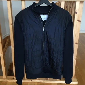  Cardigan Bläck - Tja! Säljer nu min mörkblå cardigan från Bläck. Ursäkta för suddiga bilder!  Skick: 8/10. Storlek: M. Nypris:1400kr. Kontakta mig för fler bilder eller info!