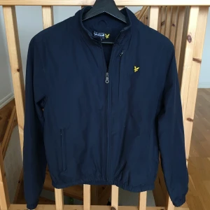 Lyle & Scott Jacka - Tja! Säljer nu min Lyle & Scott jacka! Väldigt tunn och skön. Storlek: 14-15Y, sitter som S. Skick: 9/10, väldigt fräsch bara lite lite nopprigt runt kragen(se bild 3) Nypris: 900kr. Kontakta mig för fler bilder eller info!