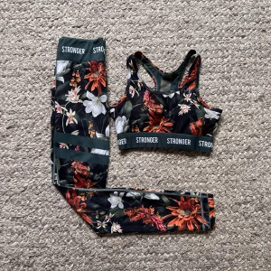 Träningsset från stronger - Träningstights och topp från stronger i det fina mönstret yosmite, tightsen är lite slitna i tyget (bild 2 & 3). Men annars k väldigt gott skick