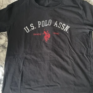 polo t-shirt - Svart polo t-shirt. Bra skick! StorlekM