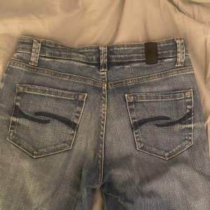 Supersnygga low waist jeans med slits! De är lite för små o därför säljer jag de! Passar mig i längden som är 170 💓💓superfint skick 💓💓