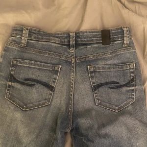Low waist jeans - Supersnygga low waist jeans med slits! De är lite för små o därför säljer jag de! Passar mig i längden som är 170 💓💓superfint skick 💓💓