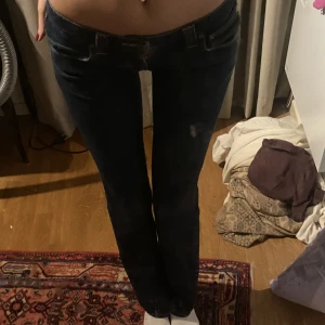Lågmidjade jeans - Låg midjas jeans från nudie jätte fina men använder inte så mycket längre så säljer  Mått Midjemått:83cm Innerbenslängd:83 Gren:17cm
