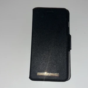 iPhone 8 Plus  - Säljer då jag har en annan telefon sen nåt år tillbaka så de kommer inte till användning, använt nåra gånger💗