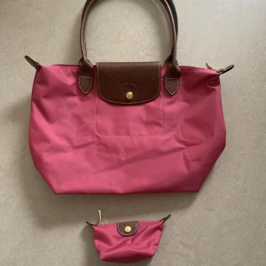 Longchamp väska och mini nessesär - Rosa longchamp väska med en matchande söt nessesär. Inprincip oanvända.