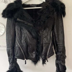 Svart jacka - Aldrig använd. Fint skick 10.10. Storlek XS/S.