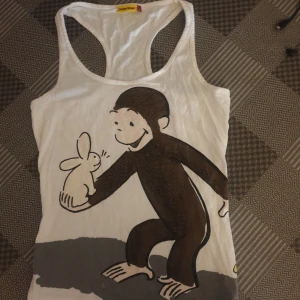 Nicke nyfiken linne - Vitt brottarinne med tryck av Nicke Nyfiken (den var nu inte beredda på?! 🤗)