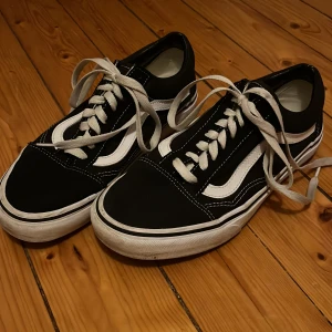 Vans skor - Ett par snygga Vans skor🤍De är använda, men ändå i bra skick! Skriv vid fler frågor❣️