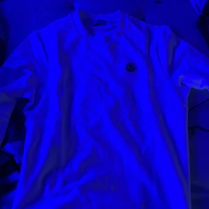 Moncler  - Moncler sweatshirt  Helt ny fick av min farsa men var förstor  Skriv för mer bilder och info Byten kan vara intressant