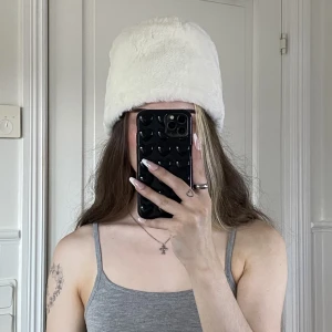 Vit pälsmössa  - Fin vit pälsmössa som inte kommer till användning, säljer för 80 kr plus frakt 💖