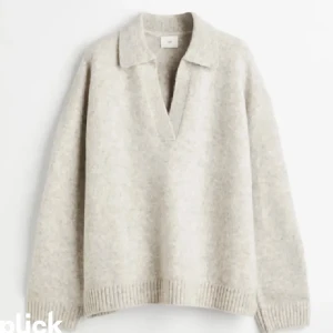 Hm stickad tröja - Stickad tröja från hm, står S i den men skulle säga att den sitter som en m-l, pga detta som jag säljer💗