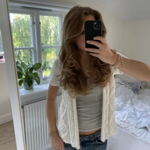 Stickad kortärmad kofta - Säljer denna superfina vita stickade koftan i storlek M