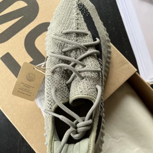 Yeezy 350 Granite  - Köpta från JD sport under yeezy month. DS, inte ens testade.  Size 10/44