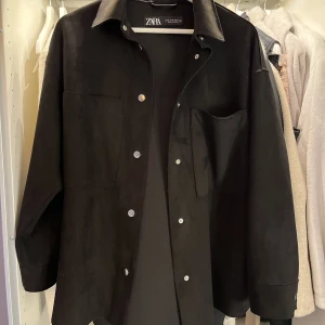 zara kappa - jag säljer en svart zara kappa i mocka i nyskick  använder inte längre mitt pris 250