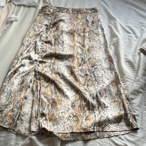 Kjol - En kjol ifrån Veronica i bra sicka. Kjolen har en slits på sidan där man kan dra i banden. Riso i minsann. Söljer då den är för kort för mig 