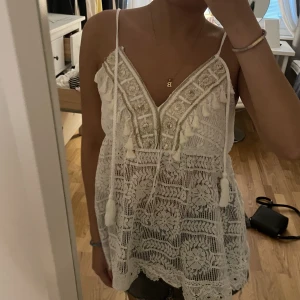 Linne - Oanvänd och köpt i Italien, storleken står inte på men har Xs och den sitter lite stort på 🤍