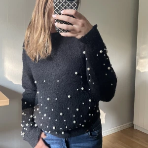 Stickad tröja - Supersöt stickad tröja med pärlor ifrån pieces i stl S. Jättebra skick. Säljer denna för 45kr+frakt💓
