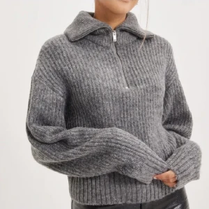 stickad tröja  - Stickad tröja med krage och dragkedja, i fint skick🫶🏻